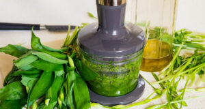 Medvědí česnek v oleji: Největší jarní elixír pro zdraví! Vyzkoušejte tento tradiční recept