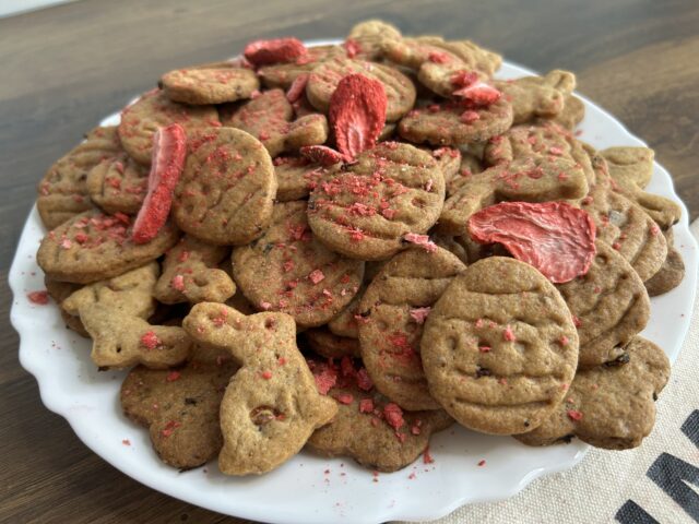 Jahodové sušenky s kousky čokolády – křehké, voňavé a hotové za chvilku