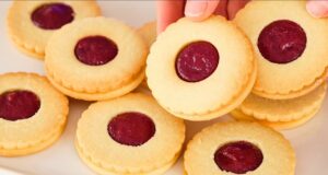 Dokonale jemné linecké cukroví s malinovým džemem – recept pro slavnostní chvíle Jemné linecké cukroví s malinovým džemem: Ideální k jakékoli slavnostní příležitosti!