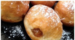 Nadýchané domácí koblížky s marmeládou – nejlepší recept 🍩