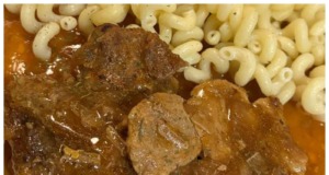 Vyzkoušejte vepřovou krkovičku na šťávě s těstovinou: Vynikající recept pro celou rodinu
