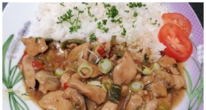 Rychlá domácí čína s kuřecím masem a rýží: Recept na snadný oběd Domácí kuřecí čína se zeleninou a žampiony – rychlý wok recept