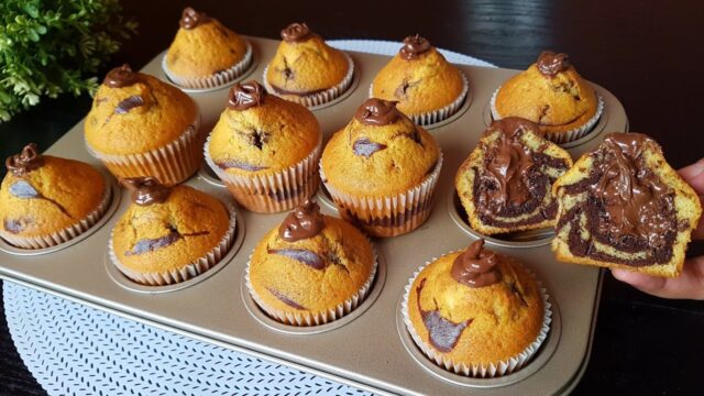 Měkoučké a nadýchané dvoubarevné čokoládové muffiny - nebe ve vašich ústech!