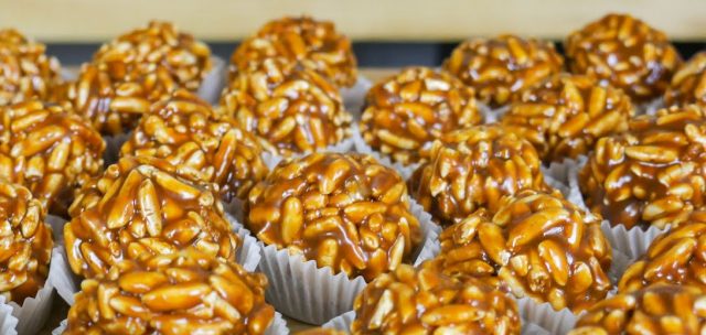 Karamelové burizonové kuličky se salkem Karamelové burizonové kuličky se salkem v ozdobných košíčcích - Sladkost v ústech!