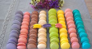 Různobarevné makronky s jemnou krémovou náplní – jednoduchý recept na luxusní dezert Různobarevné makronky s jemnou krémovou náplní: Ideální pro každou příležitost!