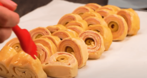 Jednoduchý recept na vynikající dvojité šneky, připravené z listového těsta! Dvojité šneky z listového těsta plněné šunkou, olivami a sýrem