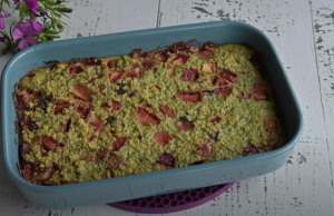 Zdravé mlsání – BEZ lepkový jahodový matcha dort z ovesných vloček!