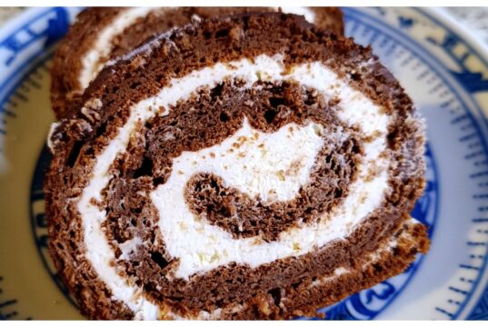 Kakaová roláda s tvarohovým krémem a čokoládovou polevou Kakaová roláda s tvarohovým krémem a čokoládovou polevou