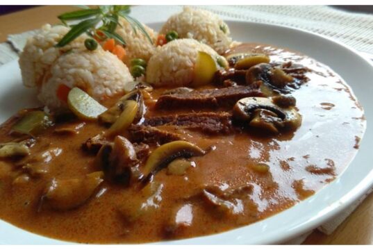 Roštěná na způsob Stroganova: hovězí se žampiony a krémovou omáčkou Roštěná na způsob Stroganova: hovězí se žampiony a krémovou omáčkou