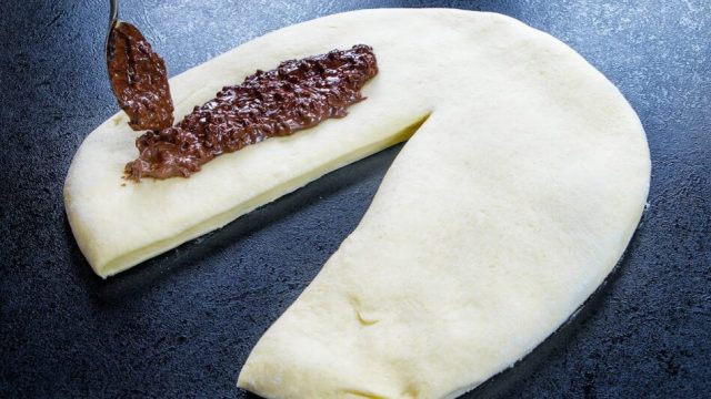 Božský nutellový pletenec s mandlemi: Nadýchaná pochoutka, kterou si zamilují i děti