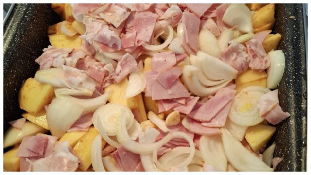 Smetanové brambory s kuřecím masem z jednoho plechu: Krémový rodinný oběd bez práce