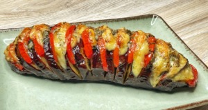 Pečené lilky ve tvaru vějíře plněné rajčaty, sýrem a čerstvými bylinkami Pečené lilky ve tvaru vějíře s rajčaty, sýrem a bylinkami – recept