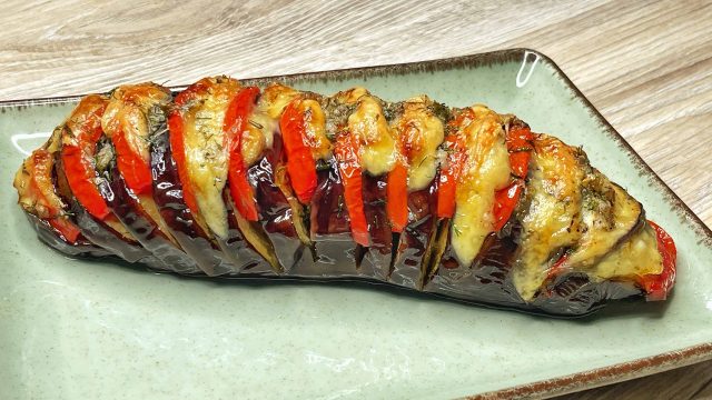 Pečené lilky ve tvaru vějíře s rajčaty, sýrem a bylinkami – recept Pečené lilky ve tvaru vějíře s rajčaty, sýrem a bylinkami – recept