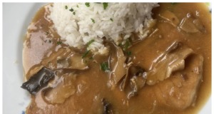 Vepřové kotlety na houbách s rýží: Poctivý domácí recept na šťavnaté maso a krémovou houbovou omáčku