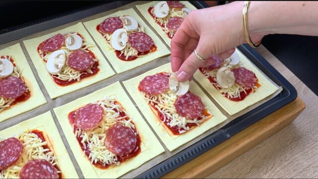 Křupavý snack z listového těsta se sýrem, salámem a žampiony