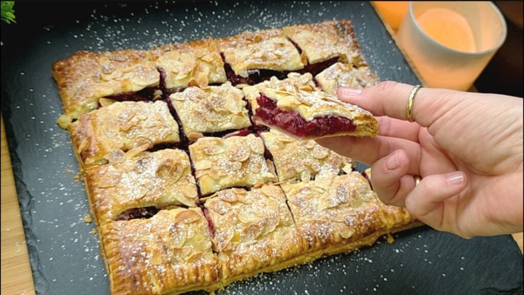 Třešňová pochoutka v křehkém listovém těstě s mandlemi