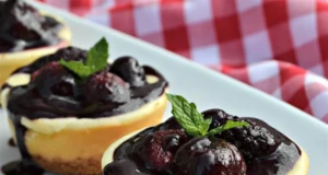 Mini cheesecakes s ovocem a sušenkovým základem