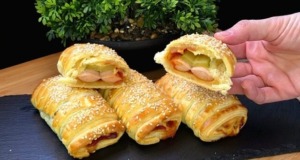 Křehké HOT-DOG taštičky z listového těsta: Rychlá slaná pochoutka s párkem, sýrem a okurkou Zlatavé listové HOT-DOG taštičky s mini párečky, okurkou, sýrem a sezamem - křehké, voňavé a neodolatelně chutné!