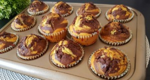 Nadýchané dvoubarevné muffiny s čokoládou Nadýchané dvoubarevné MUFFINY s čokoládou