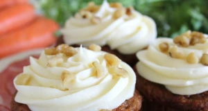 Mrkvové cupcakes s bílou čokoládou a krémem z mascarpone: Nadýchaná slast s kapkou pomeranče