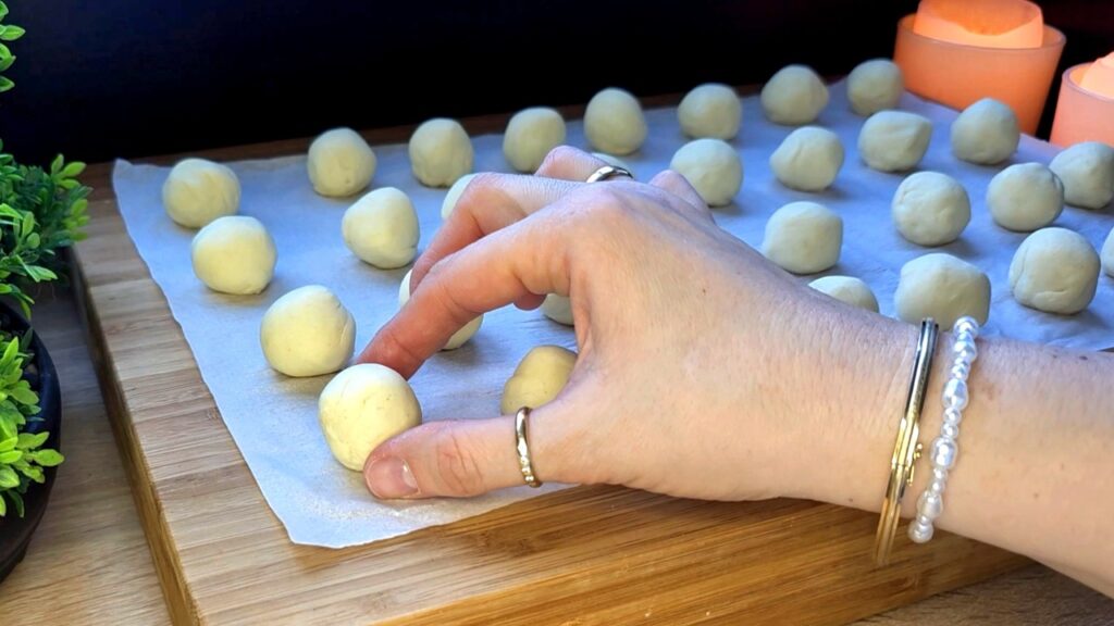 Srdíčko z listového těsta plněné mozzarellou, pestem a šunkou