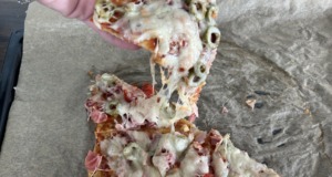 Domácí pizza z cottage sýra – snadná, rychlá a zdravější varianta!