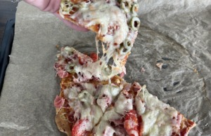 Domácí pizza z cottage sýra – snadná, rychlá a zdravější varianta!