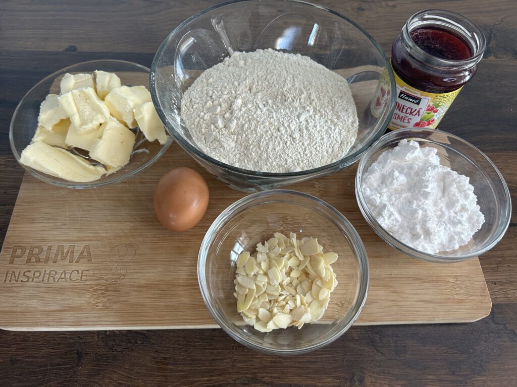 Květinkové máslové sušenky s džemem a mandlemi - rozplývají se na jazyku a vypadají jako z cukrárny!