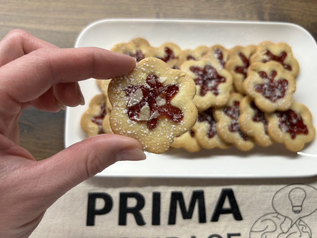 Květinkové máslové sušenky s džemem a mandlemi - rozplývají se na jazyku a vypadají jako z cukrárny!