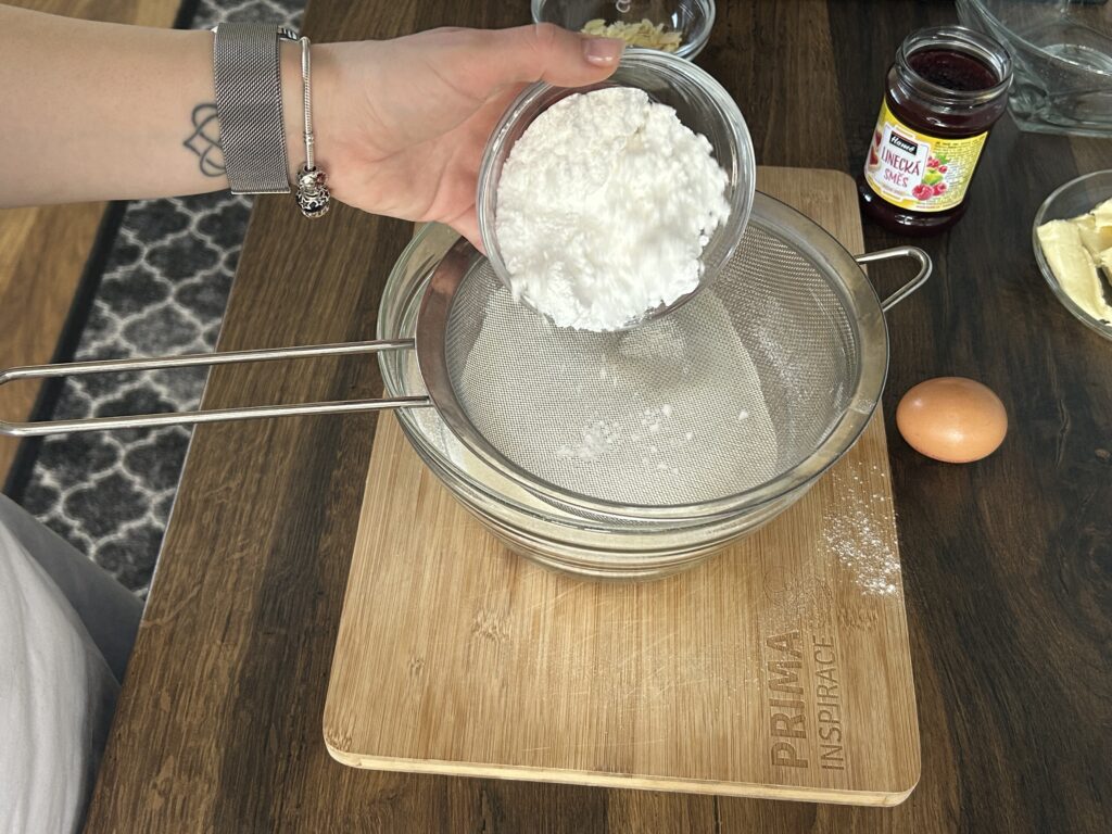 Květinkové máslové sušenky s džemem a mandlemi - rozplývají se na jazyku a vypadají jako z cukrárny!