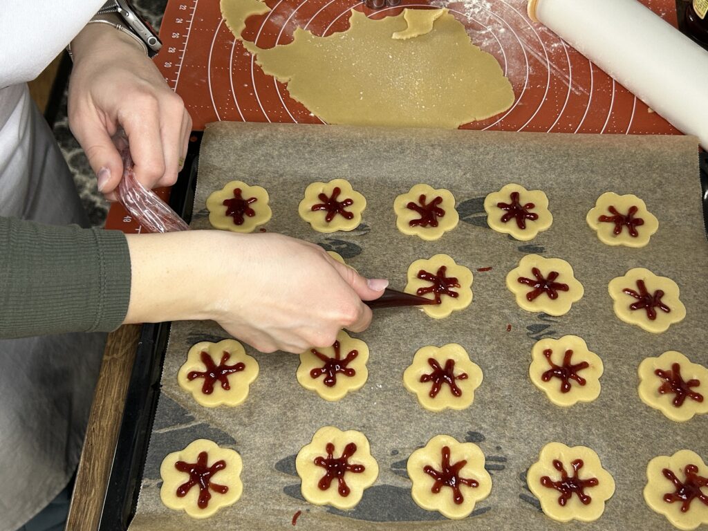 Květinkové máslové sušenky s džemem a mandlemi - rozplývají se na jazyku a vypadají jako z cukrárny!