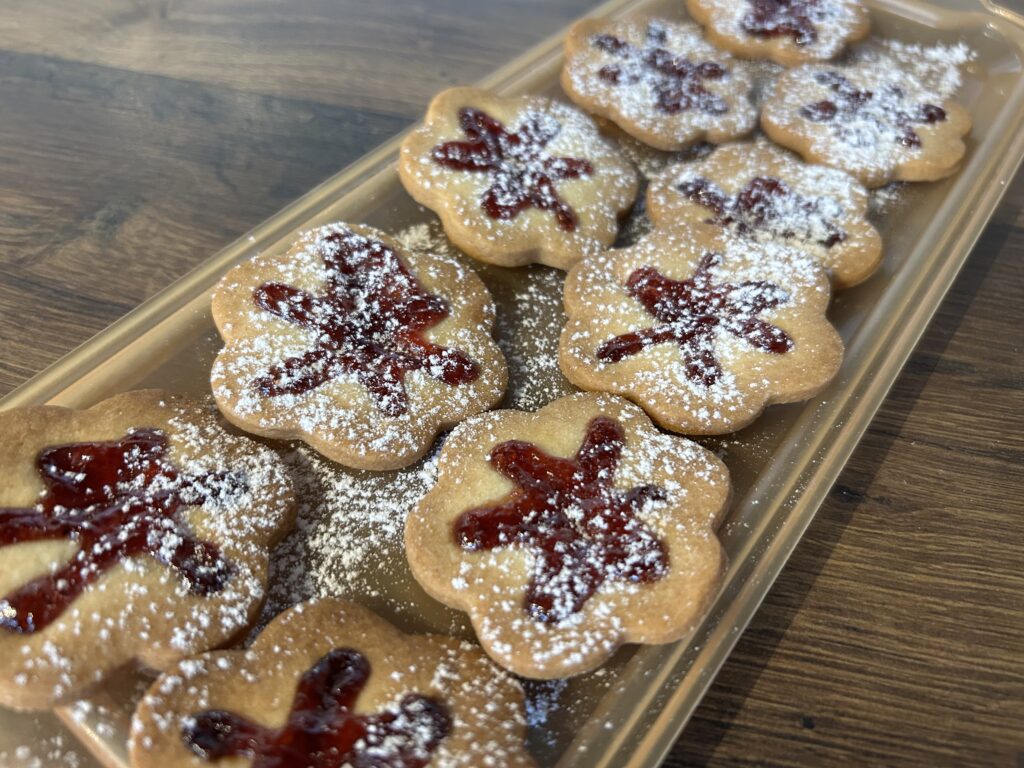 Květinkové máslové sušenky s džemem a mandlemi - rozplývají se na jazyku a vypadají jako z cukrárny!