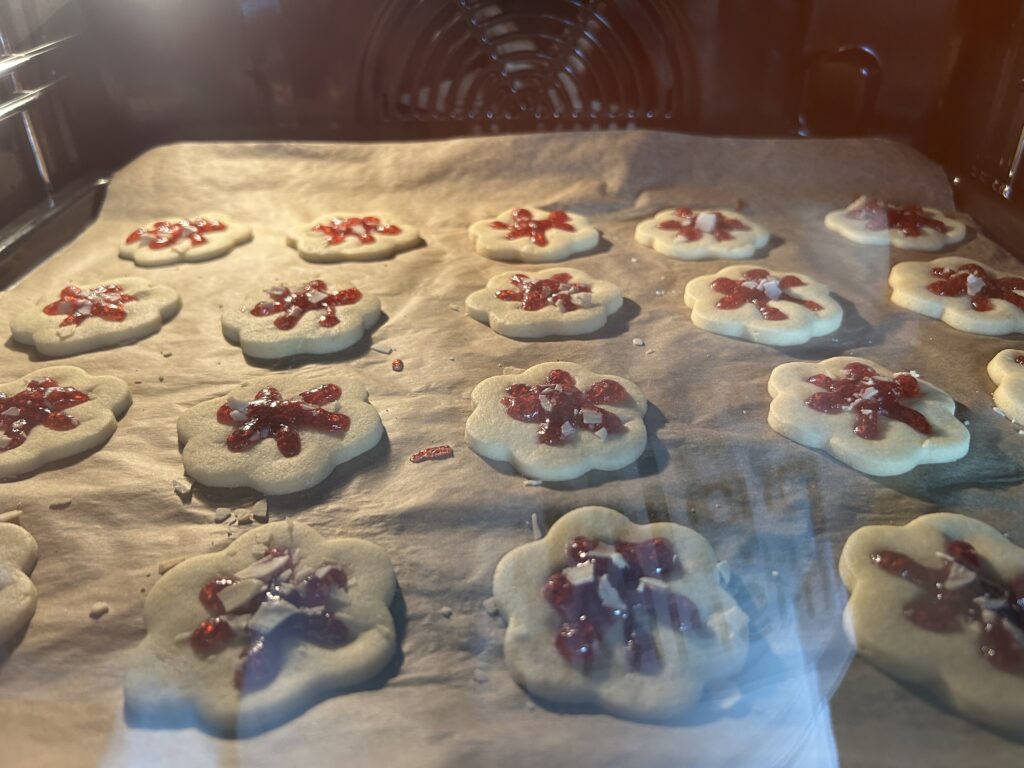 Květinkové máslové sušenky s džemem a mandlemi - rozplývají se na jazyku a vypadají jako z cukrárny!