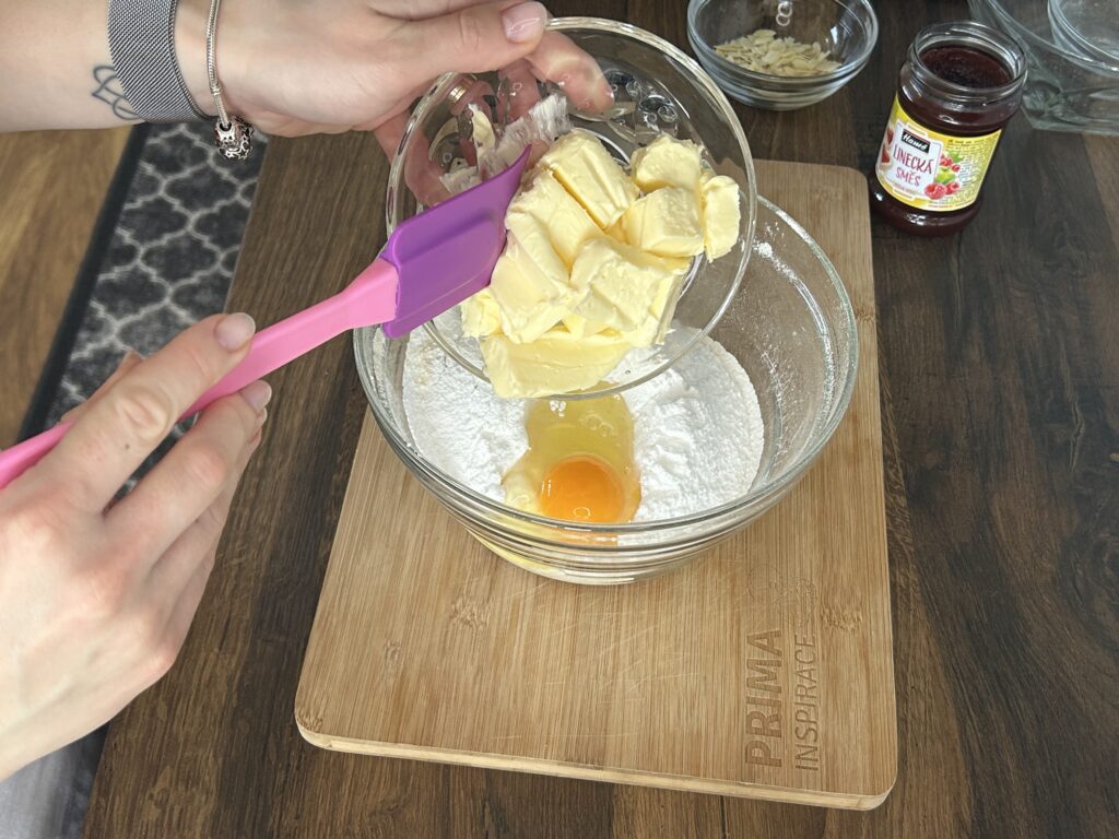 Květinkové máslové sušenky s džemem a mandlemi - rozplývají se na jazyku a vypadají jako z cukrárny!