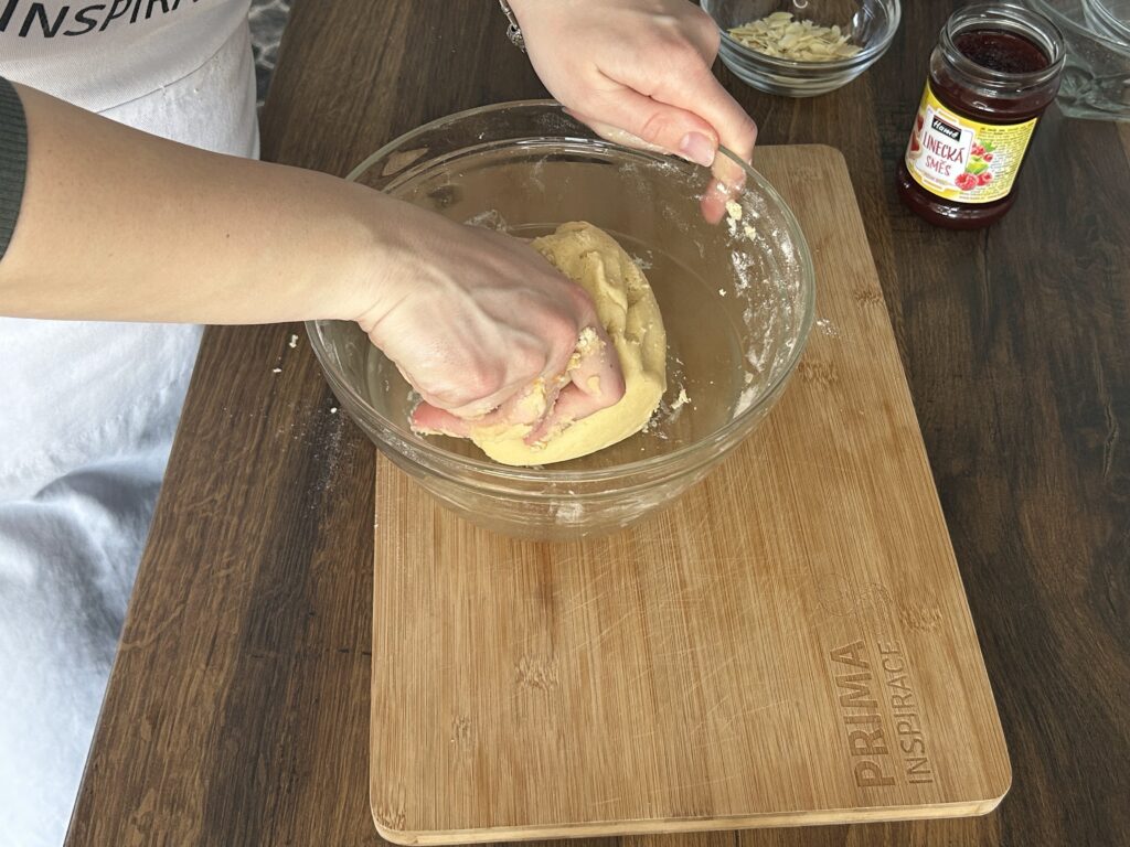 Květinkové máslové sušenky s džemem a mandlemi - rozplývají se na jazyku a vypadají jako z cukrárny!