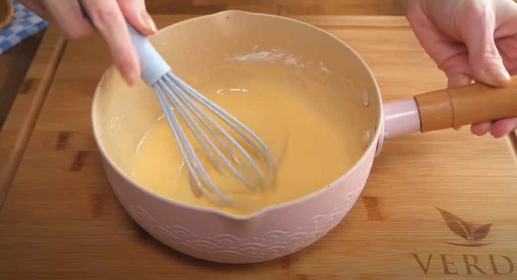 Něžný vanilkový dort s osvěžujícím citronovým krémem a kokosovým nádechem - perfektní k odpolední kávě či čaji