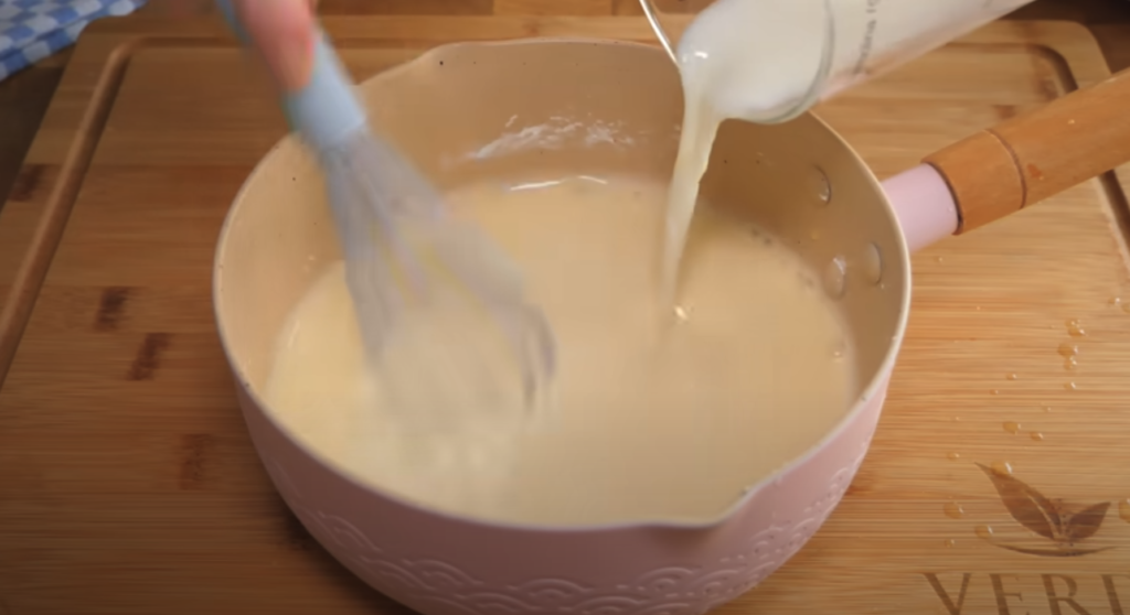 Něžný vanilkový dort s osvěžujícím citronovým krémem a kokosovým nádechem - perfektní k odpolední kávě či čaji