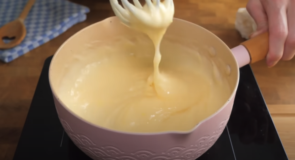 Něžný vanilkový dort s osvěžujícím citronovým krémem a kokosovým nádechem - perfektní k odpolední kávě či čaji