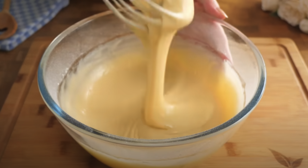 Něžný vanilkový dort s osvěžujícím citronovým krémem a kokosovým nádechem - perfektní k odpolední kávě či čaji