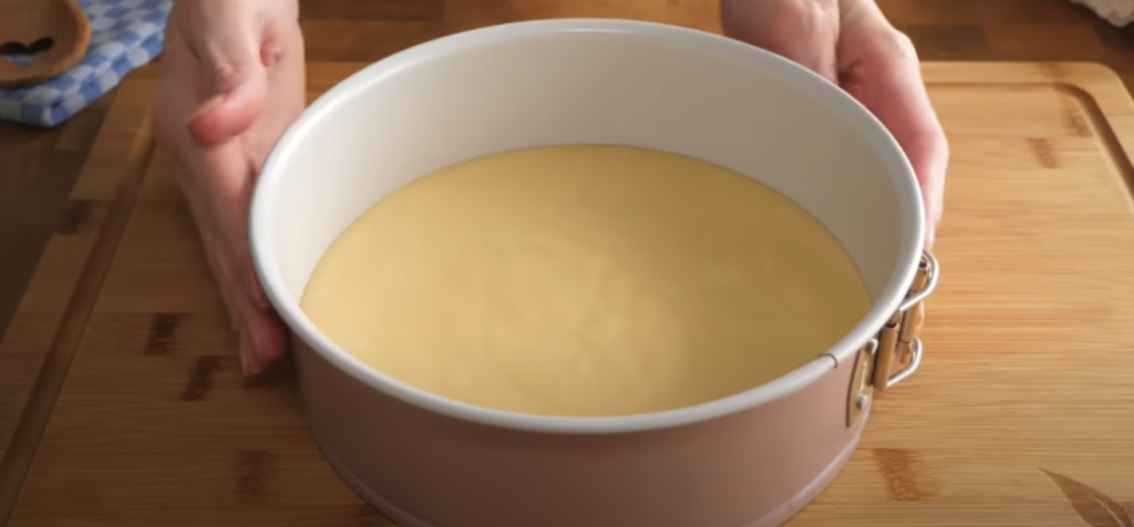 Něžný vanilkový dort s osvěžujícím citronovým krémem a kokosovým nádechem - perfektní k odpolední kávě či čaji