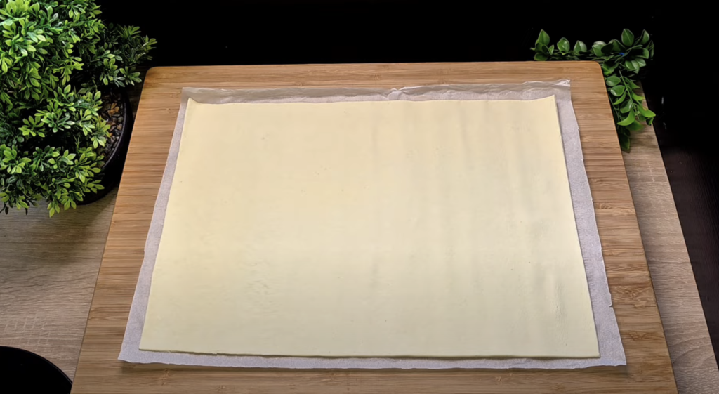 Sýrovo-klobásové šneky v listovém těstě - voňavé, zlatavé a neodolatelně křupavé