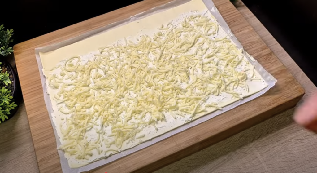 Sýrovo-klobásové šneky v listovém těstě - voňavé, zlatavé a neodolatelně křupavé