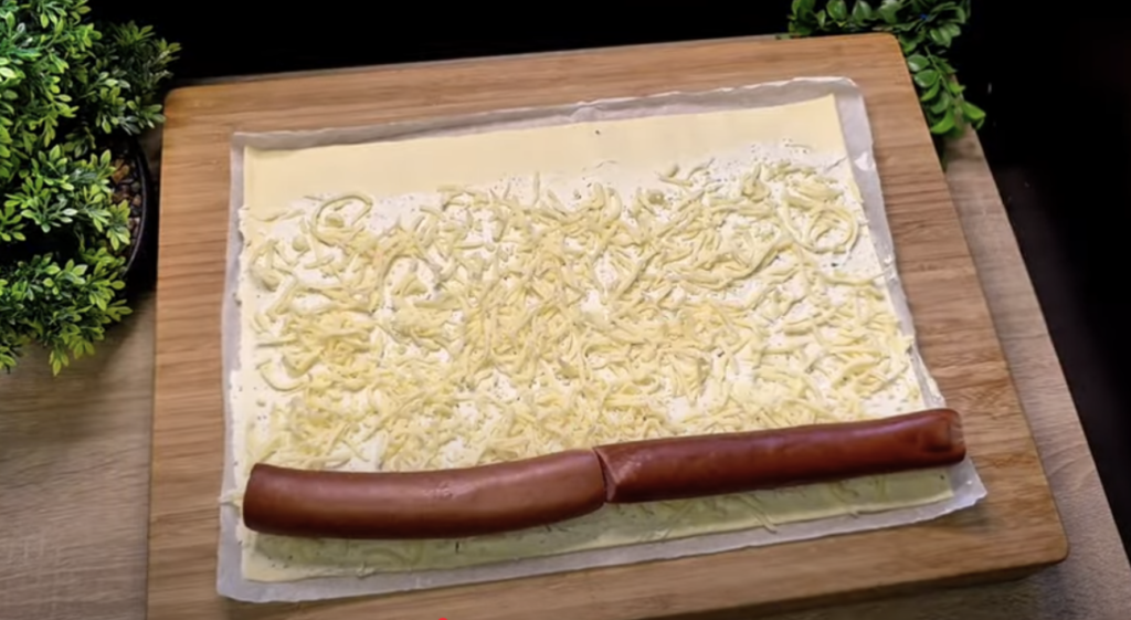 Sýrovo-klobásové šneky v listovém těstě - voňavé, zlatavé a neodolatelně křupavé