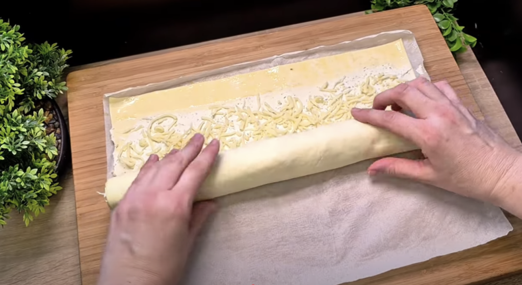 Sýrovo-klobásové šneky v listovém těstě - voňavé, zlatavé a neodolatelně křupavé