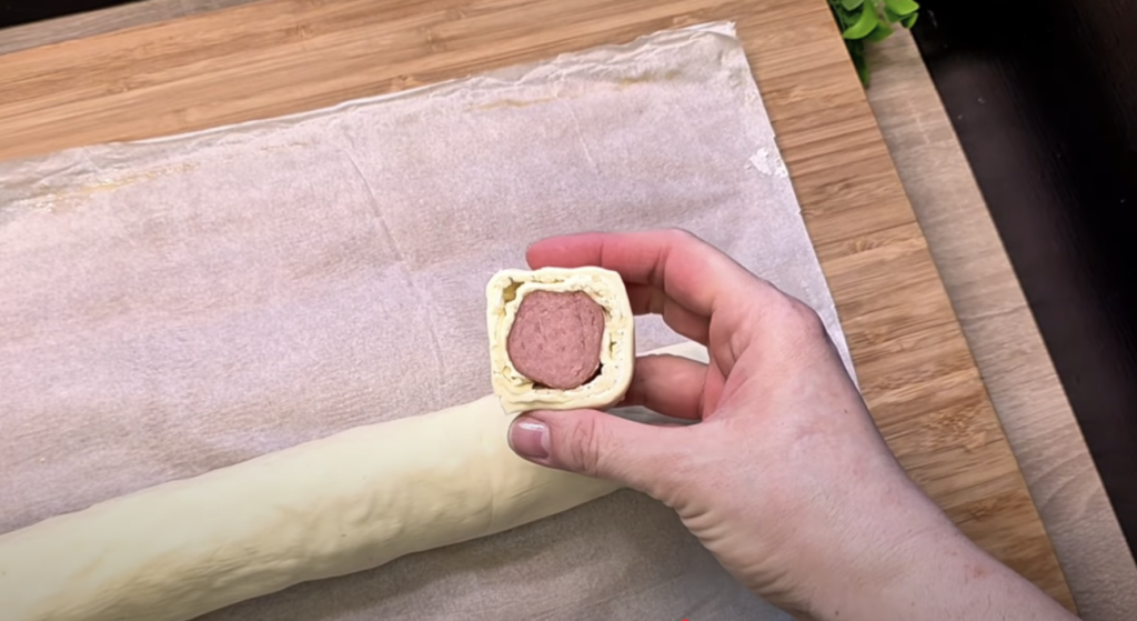 Sýrovo-klobásové šneky v listovém těstě - voňavé, zlatavé a neodolatelně křupavé