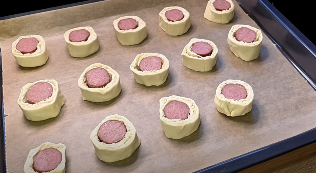 Sýrovo-klobásové šneky v listovém těstě - voňavé, zlatavé a neodolatelně křupavé