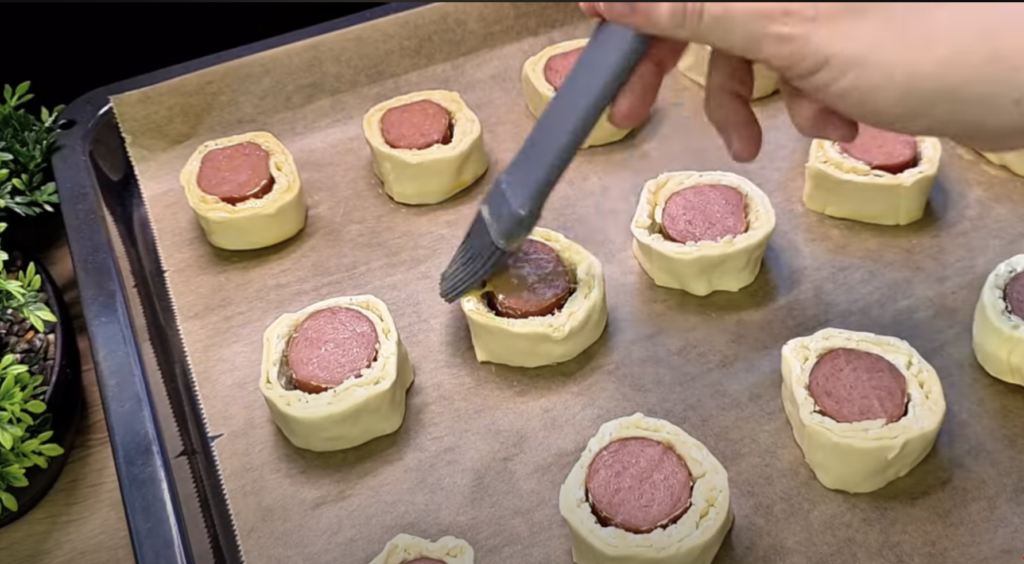 Sýrovo-klobásové šneky v listovém těstě - voňavé, zlatavé a neodolatelně křupavé