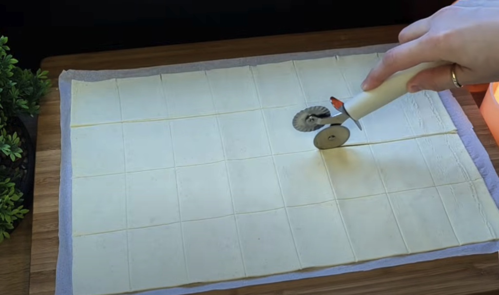 Srdíčko z listového těsta plněné mozzarellou, pestem a šunkou