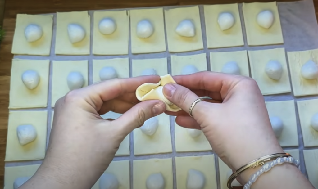 Srdíčko z listového těsta plněné mozzarellou, pestem a šunkou