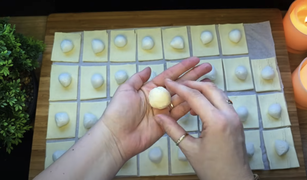 Srdíčko z listového těsta plněné mozzarellou, pestem a šunkou